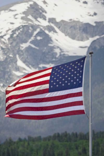 CO, Silverthorne American flag and mountain